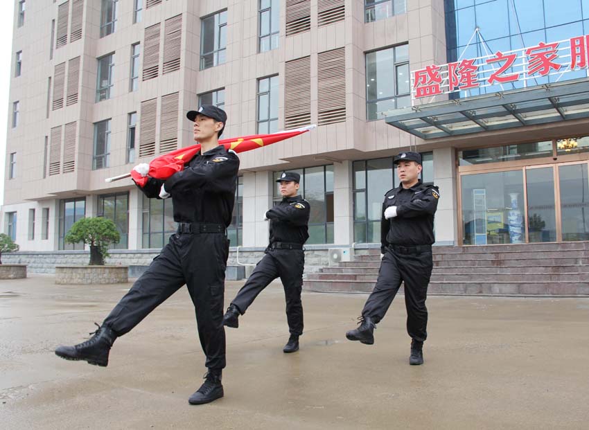 公司在工業(yè)園隆重舉行第一次升旗儀式！