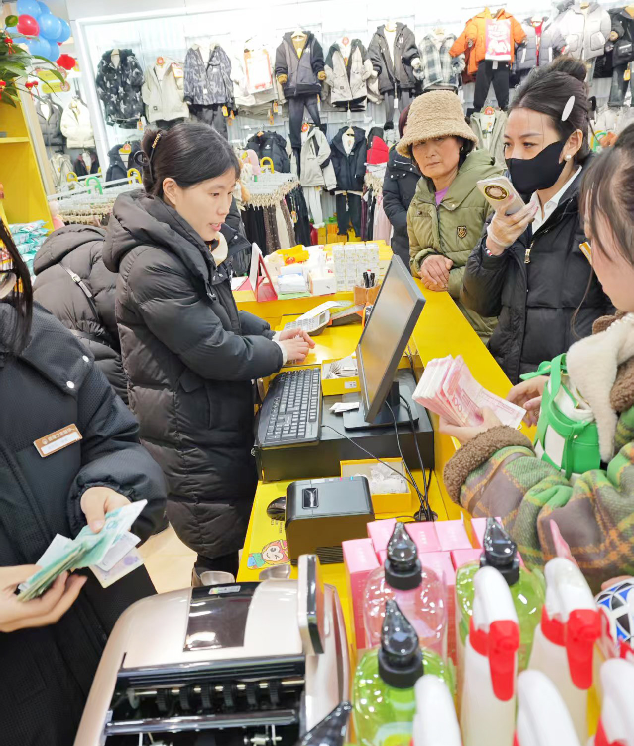 鋪下身子·助力銷售—盛隆之家總部各部門深入門店開展幫扶活動